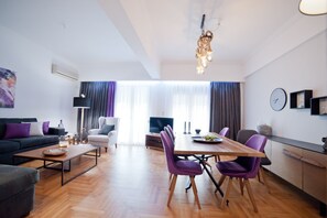 Smart TV, books, music library, video library - Acropolis View Deluxe Penthouse; next to metro, Acropolis Museum and Plaka (Athina)