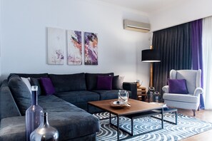 Een smart-tv, boeken, een muziekbibliotheek en een filmbibliotheek