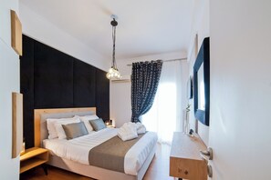 2 slaapkamers, een bureau, een strijkplank/strijkijzer, reisbedje