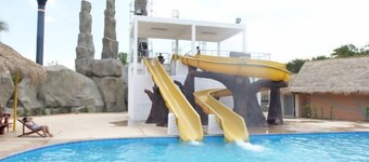 A fantastic calm castle with a great lakeview!