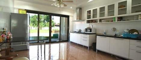 Geladeira, micro-ondas, fogão, cooktop
