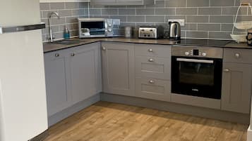 Jääkaappi, mikroaaltouuni, uuni, liesi