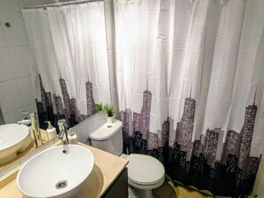 Sèche-cheveux, serviettes fournies