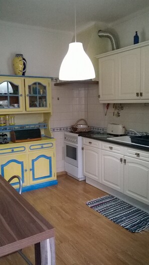 Køleskab, mikrobølgeovn, ovn, kogeplade