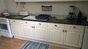 Een koelkast, een microgolfoven, een oven, een kookplaat