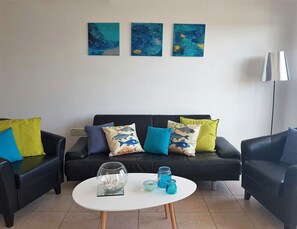 Fernseher, Kamin, DVD-Player, Bücher