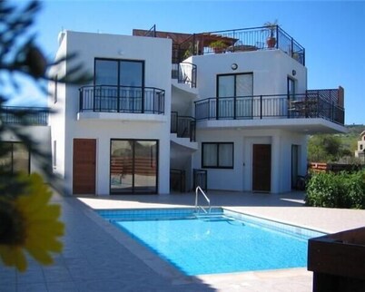 Ideal townhouse with private roof terrace & pool, near the sea