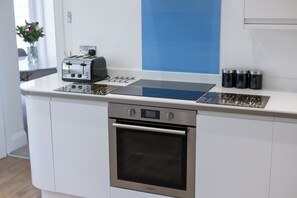 Frigorífico, microondas, horno y placa de cocina