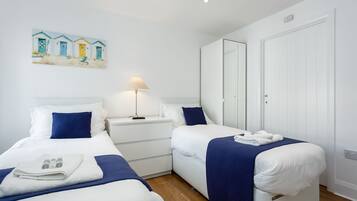 2 makuuhuonetta, tallelokero huoneessa, silitysrauta/-lauta