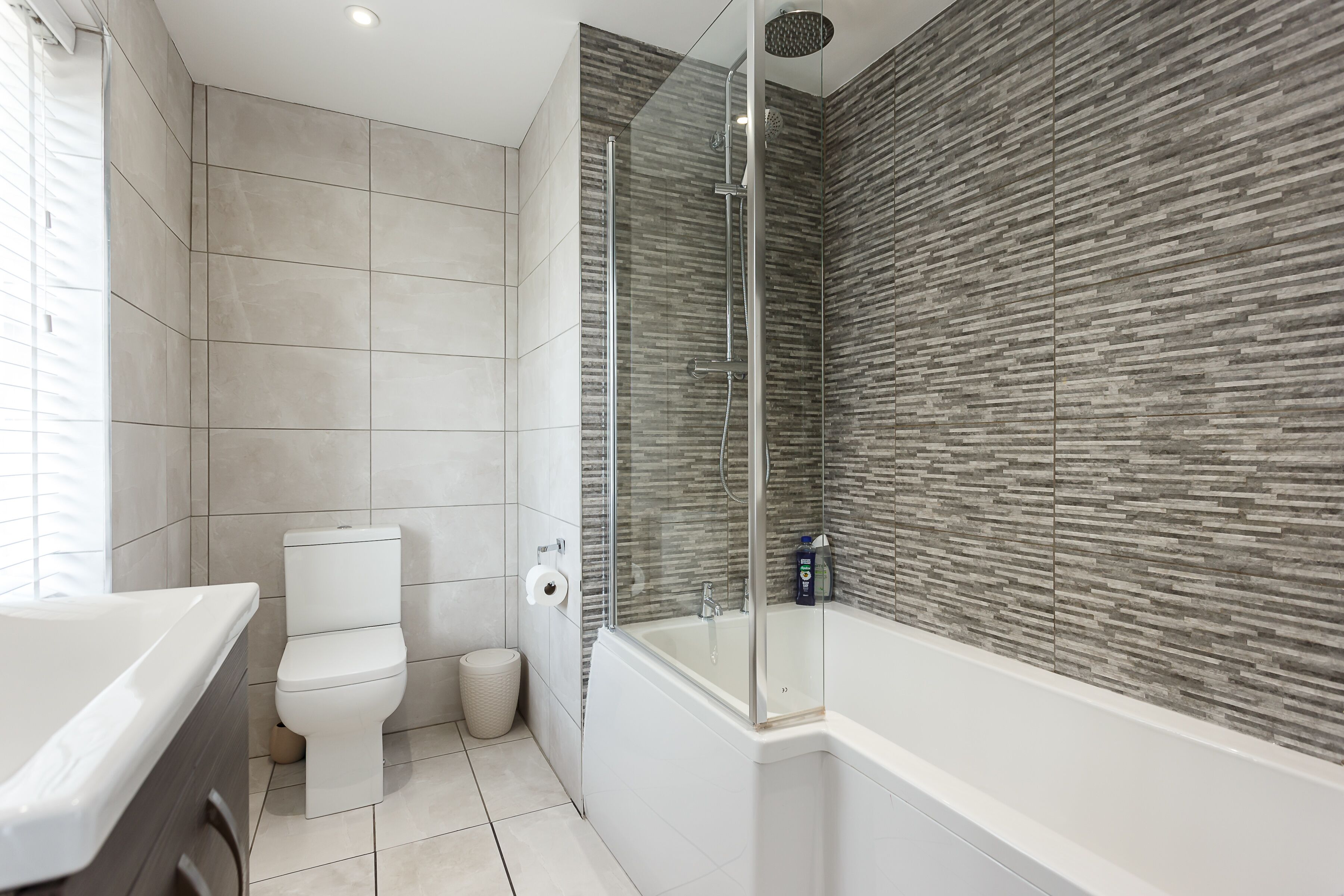 Combined shower/bathtub, hair dryer, towels, soap