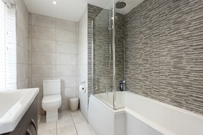 Ensemble douche/baignoire, sĂšche-cheveux, serviettes fournies, savon