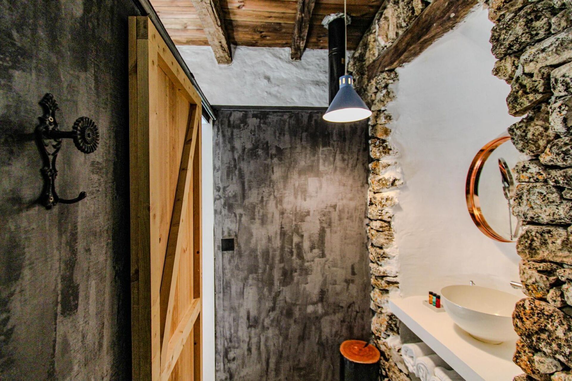 Een haardroger, handdoeken