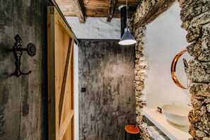 Sèche-cheveux, serviettes fournies