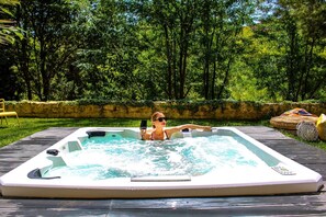 Outdoor spa tub