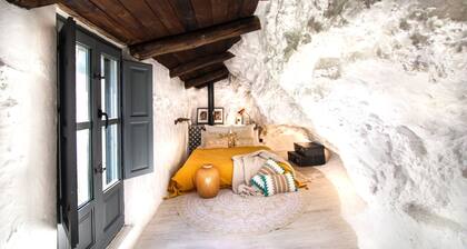 XUQ Tourist Majoitus Group, Ogof