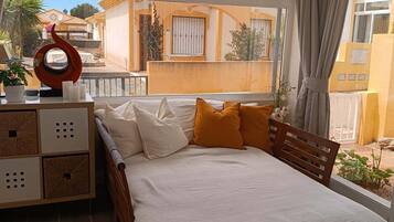 2 makuuhuonetta, memory foam -patjalliset sängyt, tallelokero huoneessa