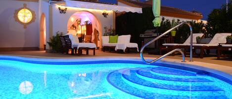 Een buitenzwembad, een verwarmd zwembad