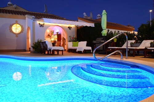Casa Cozy: Fantastic Villa with Heated Pool, WiFi, A/C, TV, BBQ & EV charging