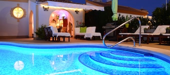 Casa Cozy: Fantastic Villa with Heated Pool, WiFi, A/C, TV, BBQ & EV charging