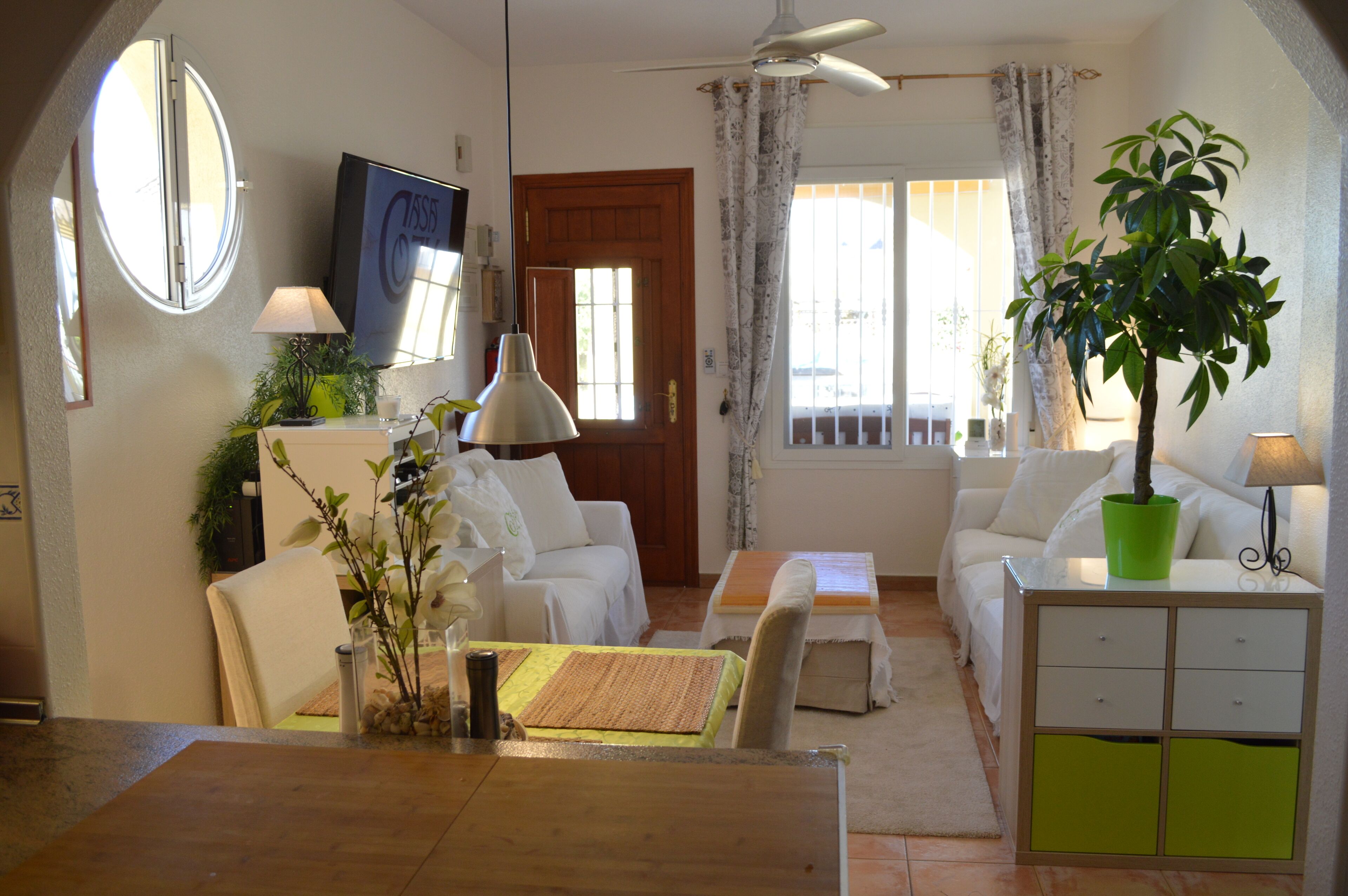 TV connectée, lecteur de DVD, livres, médiathèque