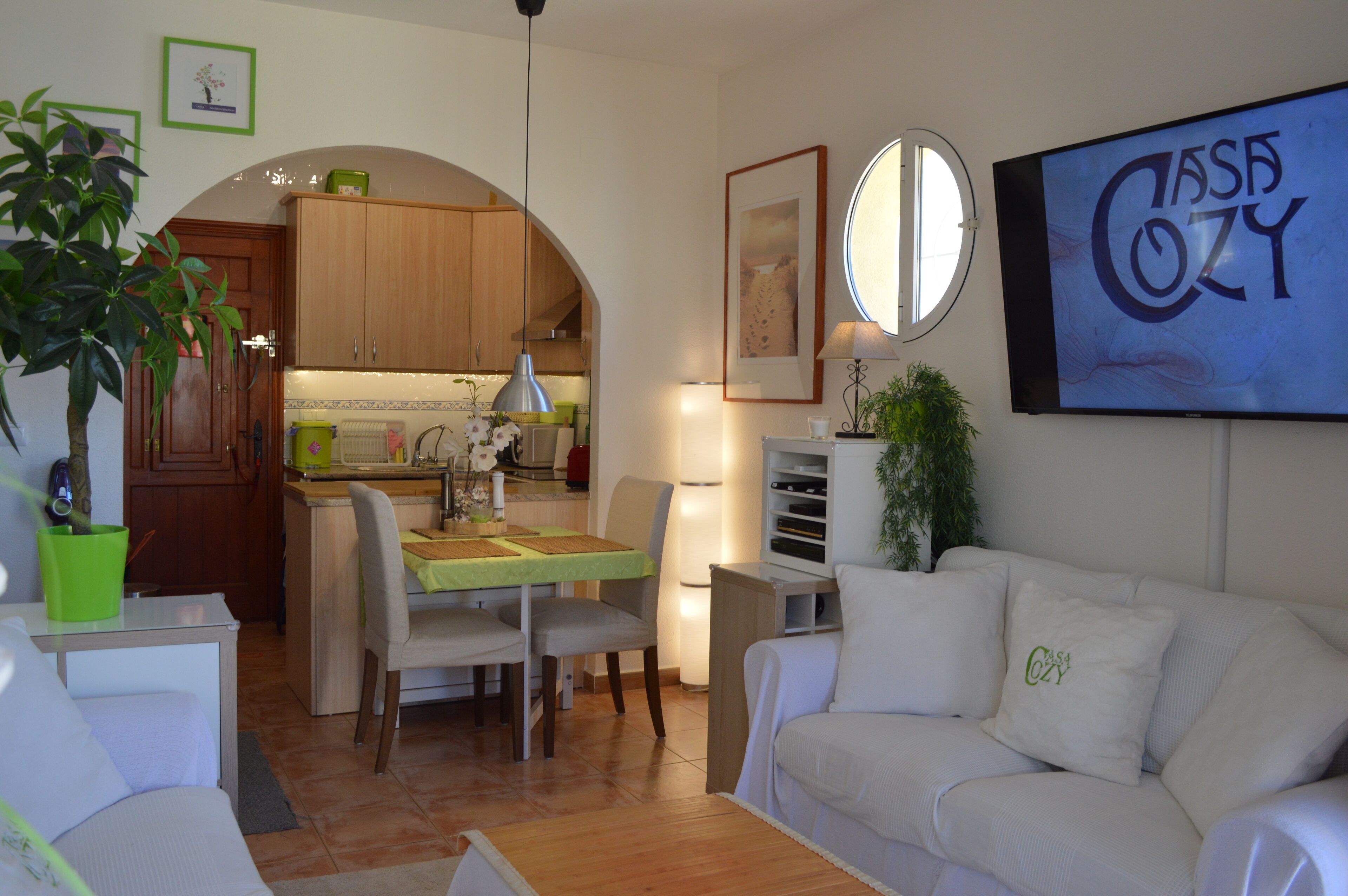 Una Smart TV, un reproductor de DVD, libros, una biblioteca de música