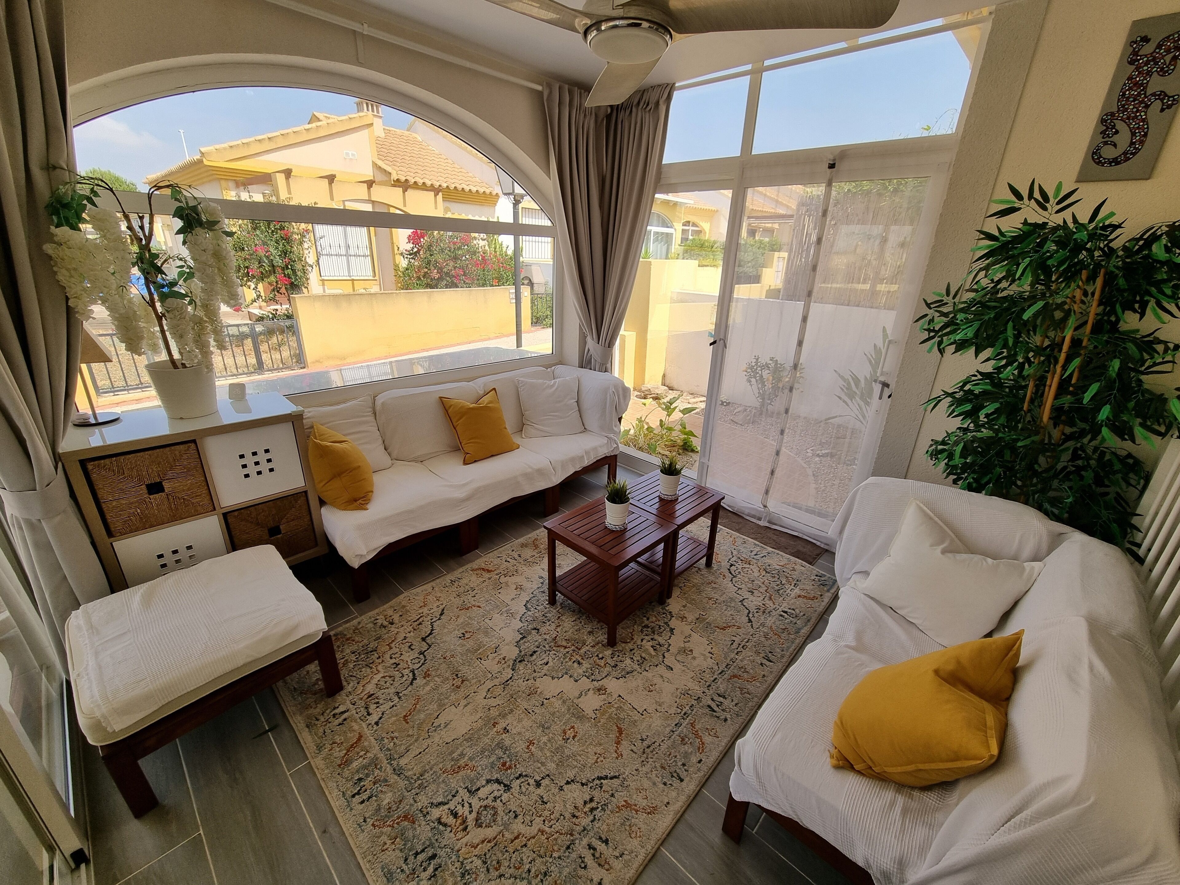 Smart-tv, een dvd-speler, boeken en een muziekbibliotheek