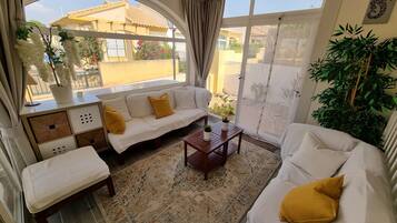 Smart-tv, een dvd-speler, boeken en een muziekbibliotheek