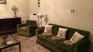 智能电视、书、立体声音响