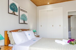 2 chambres, bureau, chambres insonorisées, fer et planche à repasser