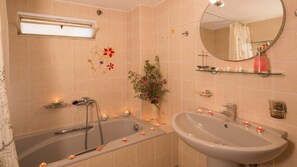 Combined shower/bathtub, hair dryer, towels