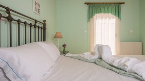 4 bedrooms, desk, soundproofing, iron/ironing board