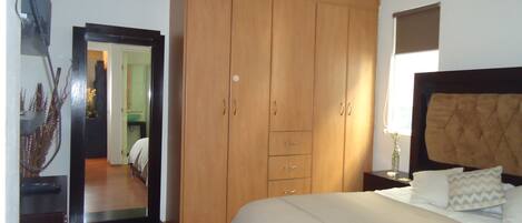 2 bedrooms, iron/ironing board, WiFi