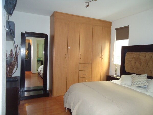 2 bedrooms, iron/ironing board, WiFi