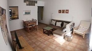 Télévision, lecteur de DVD, livres