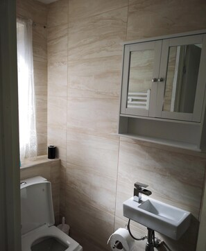 シャワー付き浴槽、ヘアドライヤー、タオル、石鹸