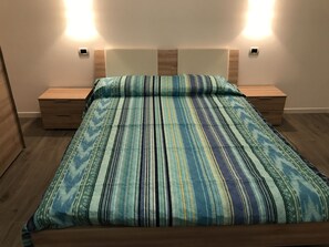 2 habitaciones, tabla de planchar con plancha, wifi y ropa de cama 