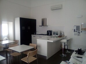 Réfrigérateur, four, plaque de cuisson, lave-vaisselle