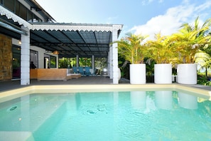 Una piscina al aire libre