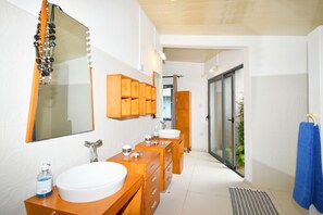 Shower, hair dryer, towels