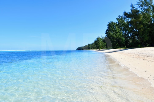 Riambel: Villa Antema, piscine, pied dans l’eau plage a l'infini wifi gratuit
