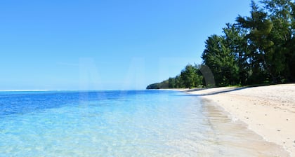Riambel: Villa Antema, piscine, pied dans lâeau plage a l'infini wifi gratuit