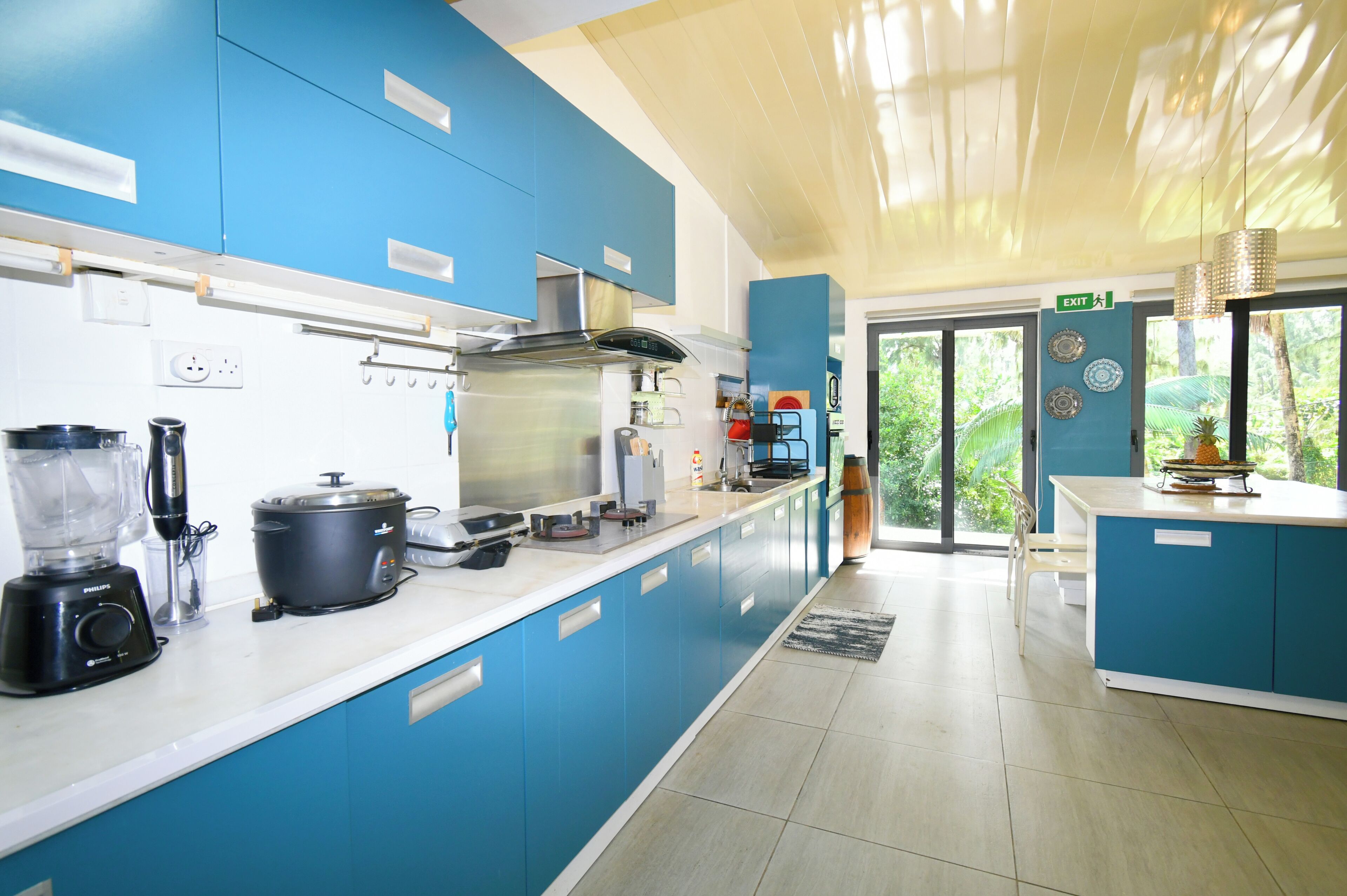 Wasserkocher mit Kaffee-/Teezubehör, Kühlschrank, Mikrowelle, Ofen