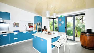 KylskÄp, mikrovÄgsugn, ugn och spishÀll