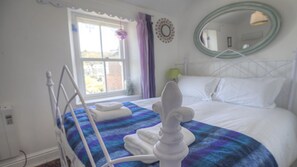 2 bedrooms, iron/ironing board, WiFi, bed sheets - The cottage is minutes walk to 5 beaches and the harbour (St. Ives)
