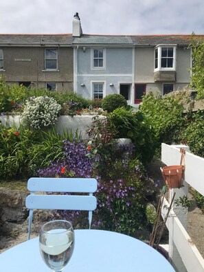 Outdoor dining - The cottage is minutes walk to 5 beaches and the harbour (St. Ives)