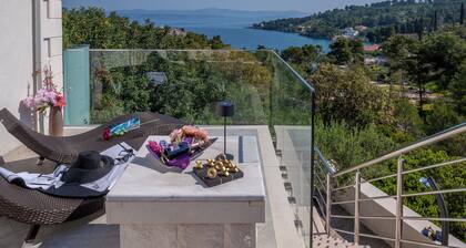 **** Luxusvilla mit Außenwhirlpool ****