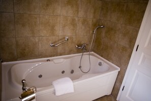 Combined shower/bathtub, jetted bath, hair dryer, towels