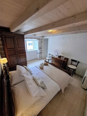 2 habitaciones, tabla de planchar con plancha, wifi y ropa de cama