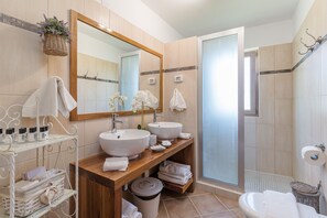 Een douche, een haardroger, handdoeken, zeep