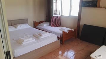4 habitaciones, tabla de planchar con plancha, wifi y ropa de cama